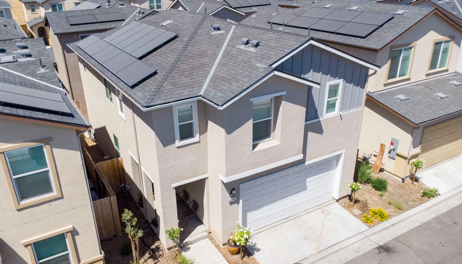 6294 E Riesling Dr E, Fresno, CA 93727